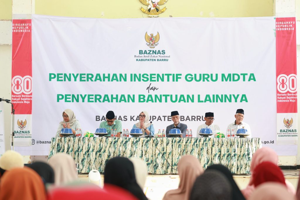 Pemkab Barru dan Baznas Serahkan Insentif untuk Ratusan Guru MDTA se-Kabupaten Barru