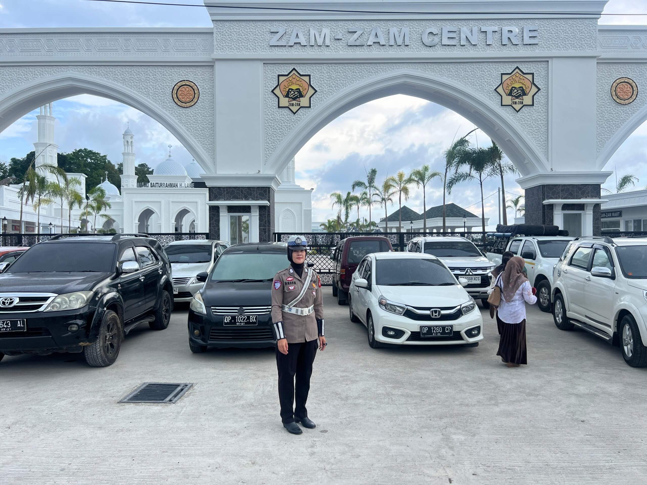 Polwan Satlantas Polres Barru Amankan Salat Jumat Perdana di Masjid Zam-Zam Center, Pastikan Kelancaran Lalin