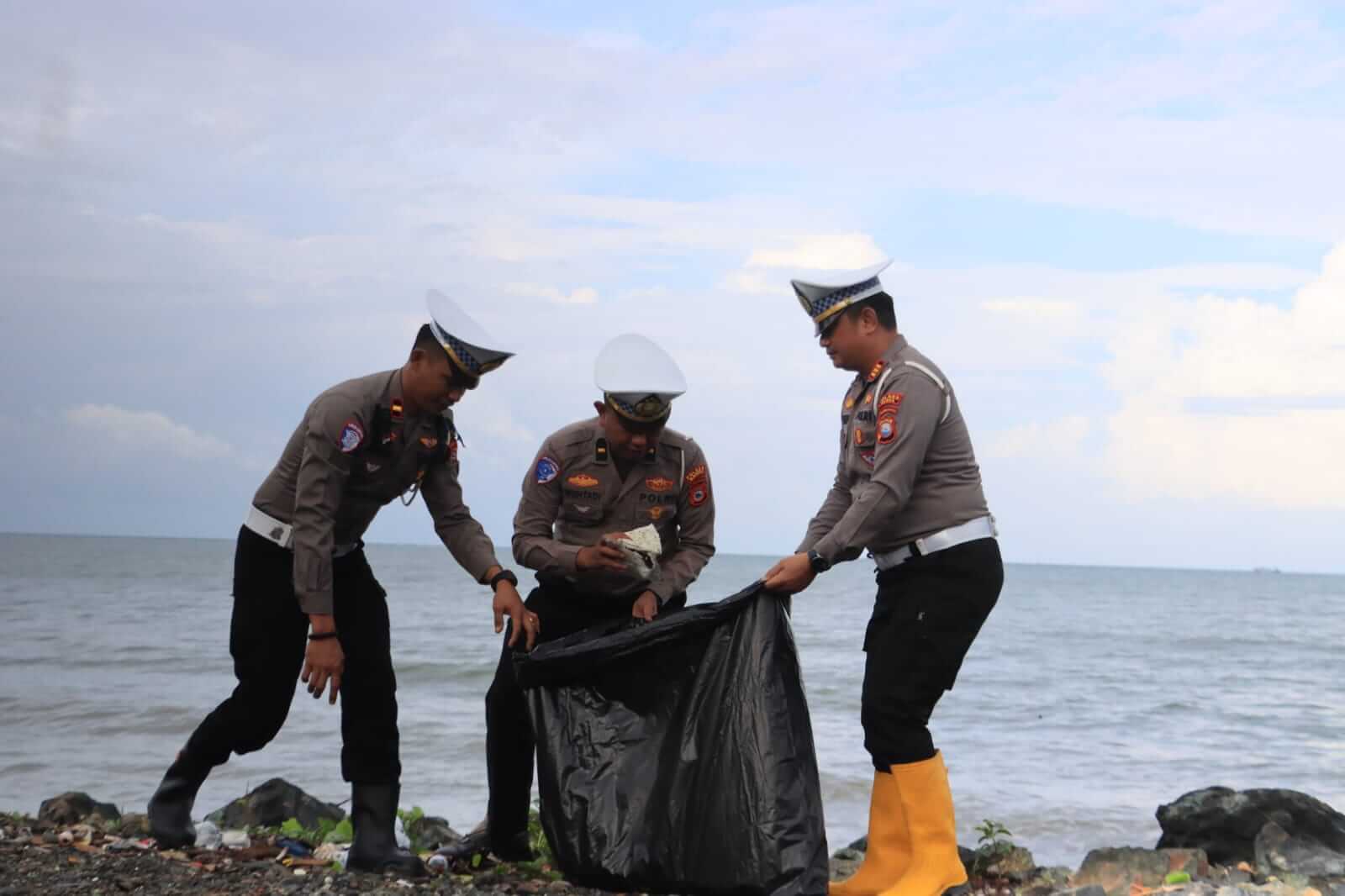 ​Dukung Indonesia Bersih, Kanit Regident Samsat Barru Bersama Jajaran Polres Gelar Aksi Bersih Wisata