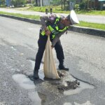 ​Minimalisir Laka Lantas, Satlantas Polres Barru Tutup Lubang Jalan dengan Cor