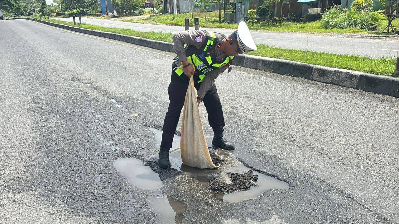 ​Minimalisir Laka Lantas, Satlantas Polres Barru Tutup Lubang Jalan dengan Cor