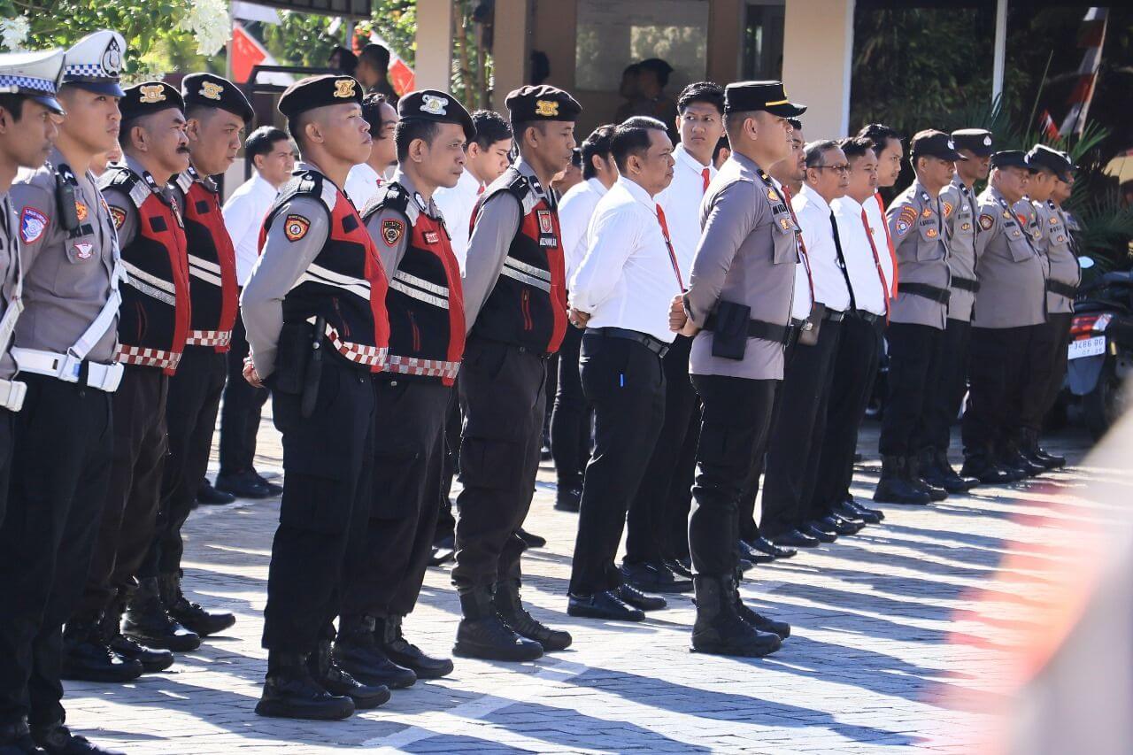 Prioritaskan Kenyamanan Ibadah, Personel Polres Barru Jaga Ketat Masjid dan Parkiran Kendaraan