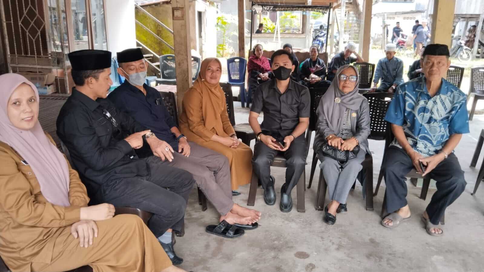 Ketua dan Anggota DPRD Barru Melayat ke Rumah Duka Ibunda H. Rudi Hartono