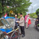 Indahnya Berbagi, Personel Polres Barru dan Bhayangkari Sapa Pengendara dengan Paket Takjil