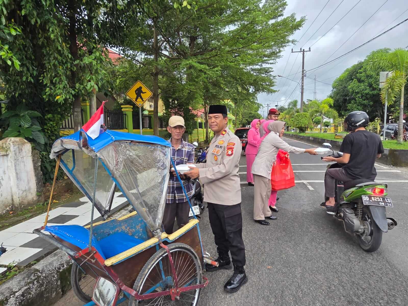 Indahnya Berbagi, Personel Polres Barru dan Bhayangkari Sapa Pengendara dengan Paket Takjil