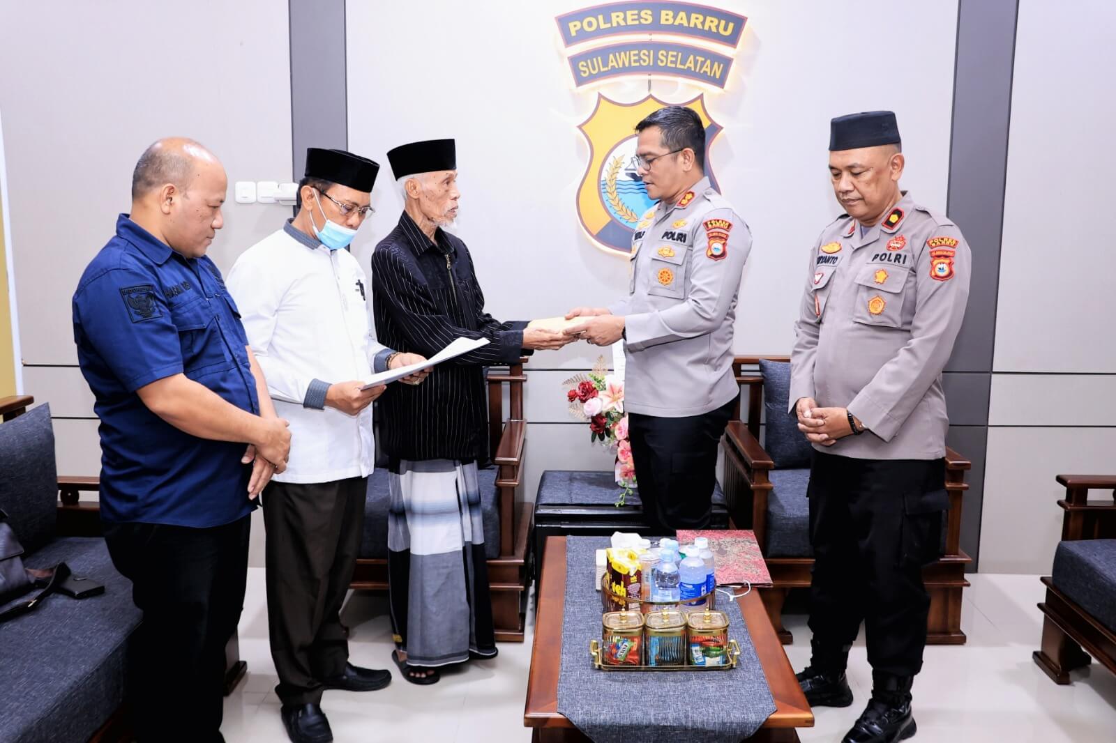Polres Barru Salurkan Zakat Personel Rp21,7 Juta ke BAZNAS Barru