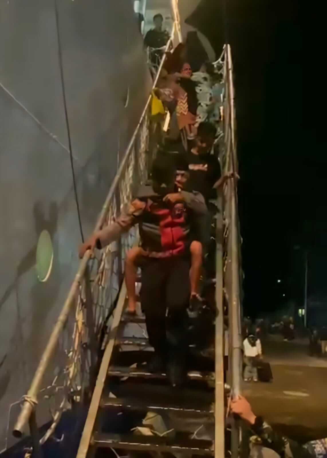 Polres Barru Tunjukkan Aksi Humanis, Personil Sabhara Bantu Lansia Turun dari Kapal