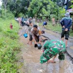 ​Wujud Kepedulian Sosial, Warga Desa Lasitae Bersama TNI-Polri Gotong Royong Tambal Jalan Berlubang