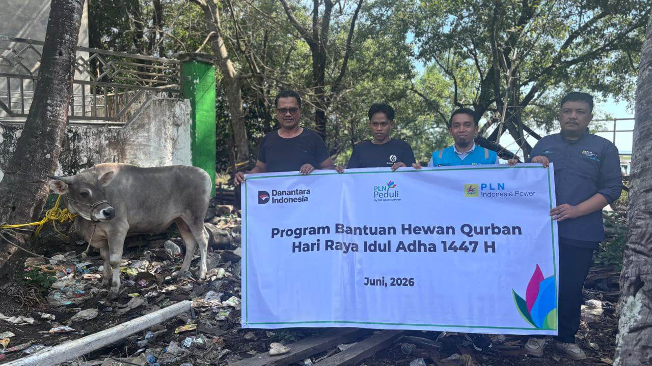 PT PLN Indonesia Power UBP Barru Serahkan Hewan Kurban untuk Masyarakat Desa Lampoko
