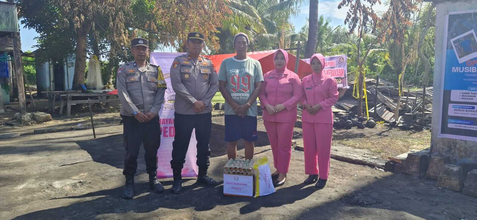 Kapolsek Balusu Bersama Bhayangkari Salurkan Bantuan untuk Korban Kebakaran di Desa Lampoko
