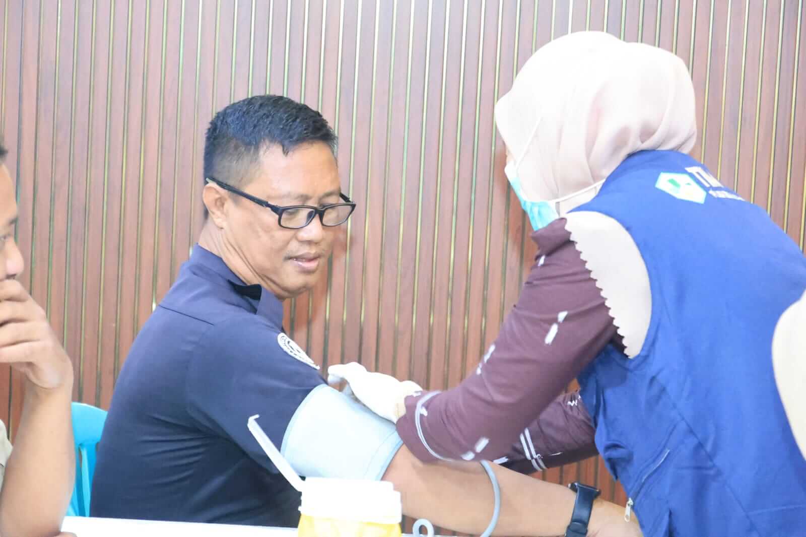 ​Peringati Hari Bhayangkara, Sidokkes Polres Barru dan Puskesmas Padongko Berikan Layanan Kesehatan Gratis