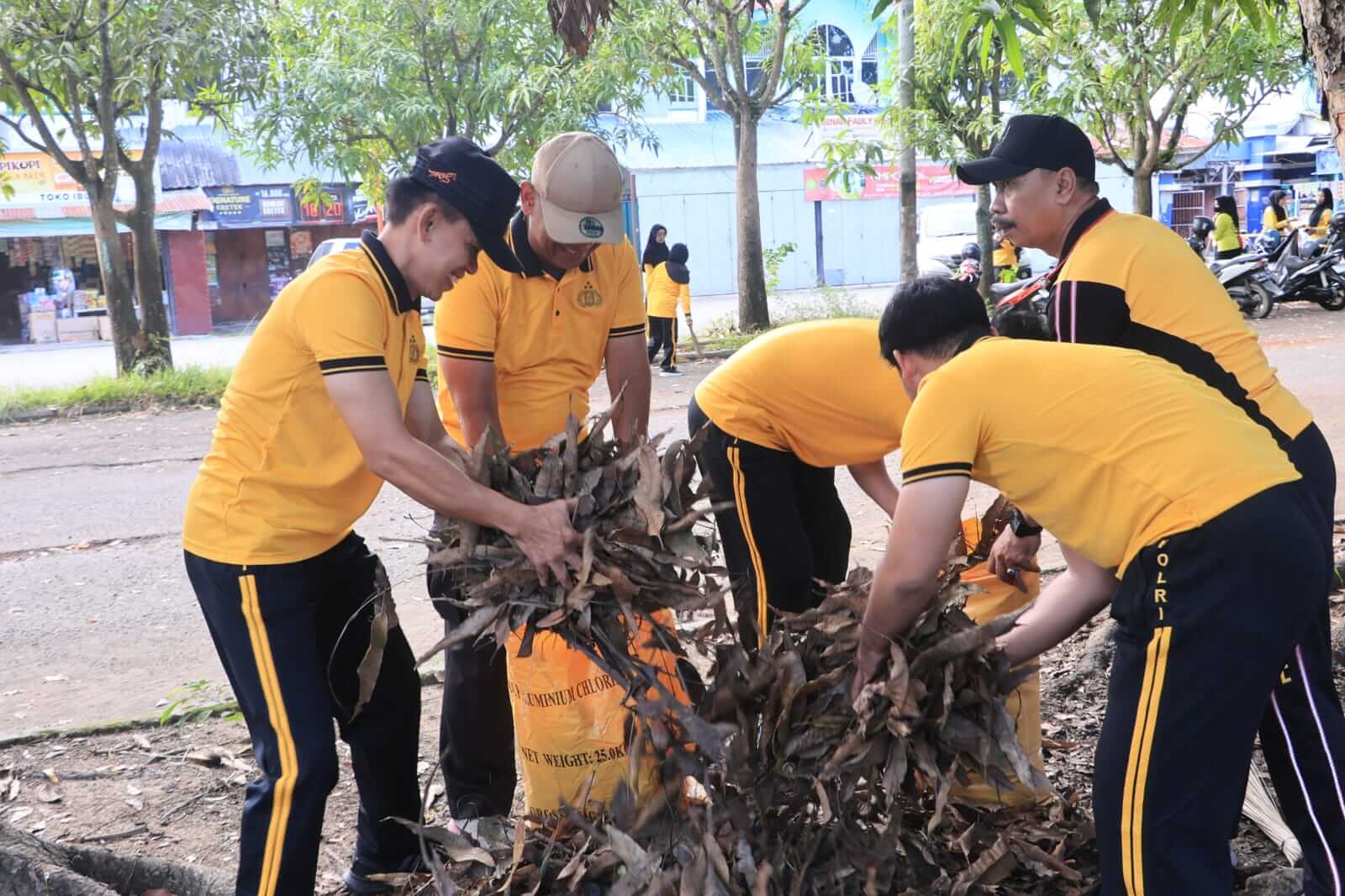 ​Peringati Hari Bhayangkara ke-80, Personel Polres Barru Bersihkan Pasar hingga Sarana Ibadah