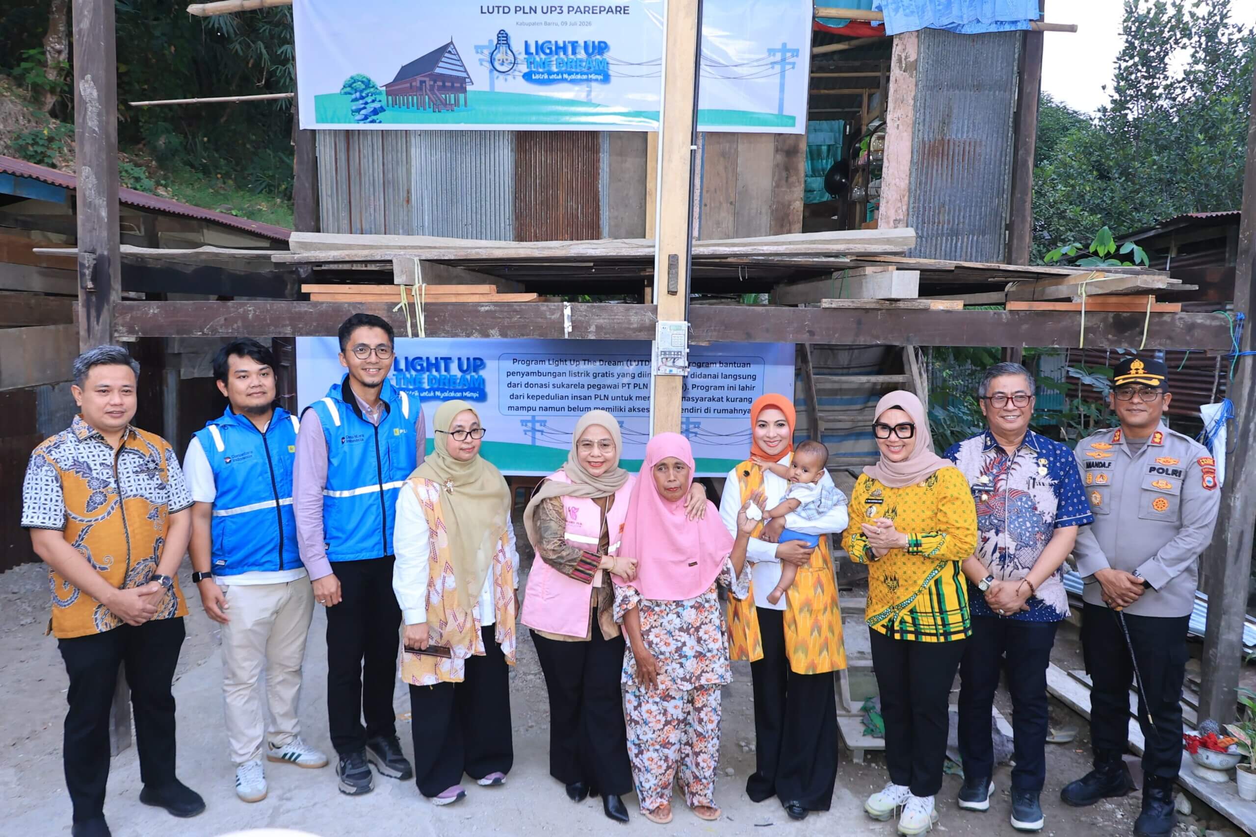 Kapolres Barru Hadiri Penyerahan Bantuan Listrik dan Sembako Kementerian ESDM, Pastikan Pengamanan Berjalan Aman dan Lancar