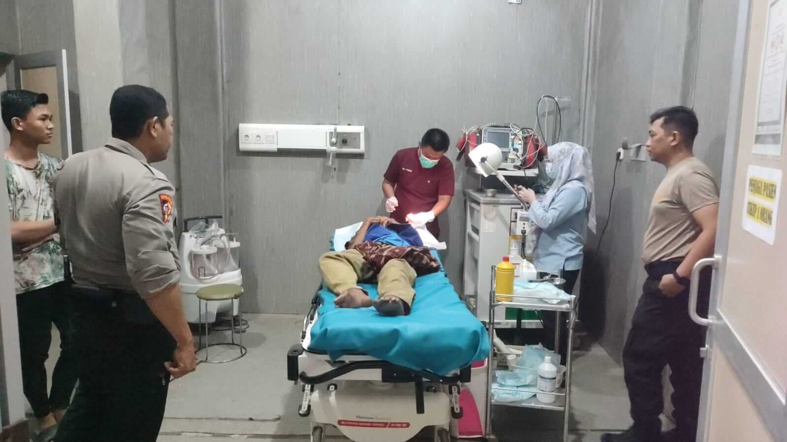 ​Respon Cepat Call Center 110, Polres Barru Evakuasi Pensiunan PNS yang Tergeletak Bersimbah Darah