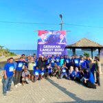 ​Sambut HUT RI ke-81 dan HUT Demokrat ke-25, DPC Partai Demokrat Barru Bersama Anggota Dewannya Gelar Aksi “Gerakan Langit Biru” di Pantai Poponge