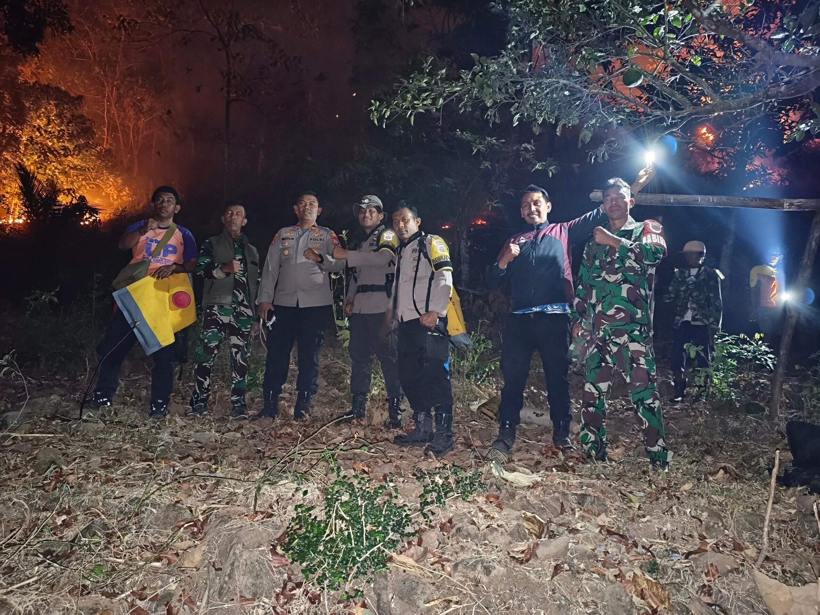 ​Cepat Tanggap Karhutla, Kapolsek Tanete Riaja Pimpin Pemadaman Api di Gunung Botto Sajang
