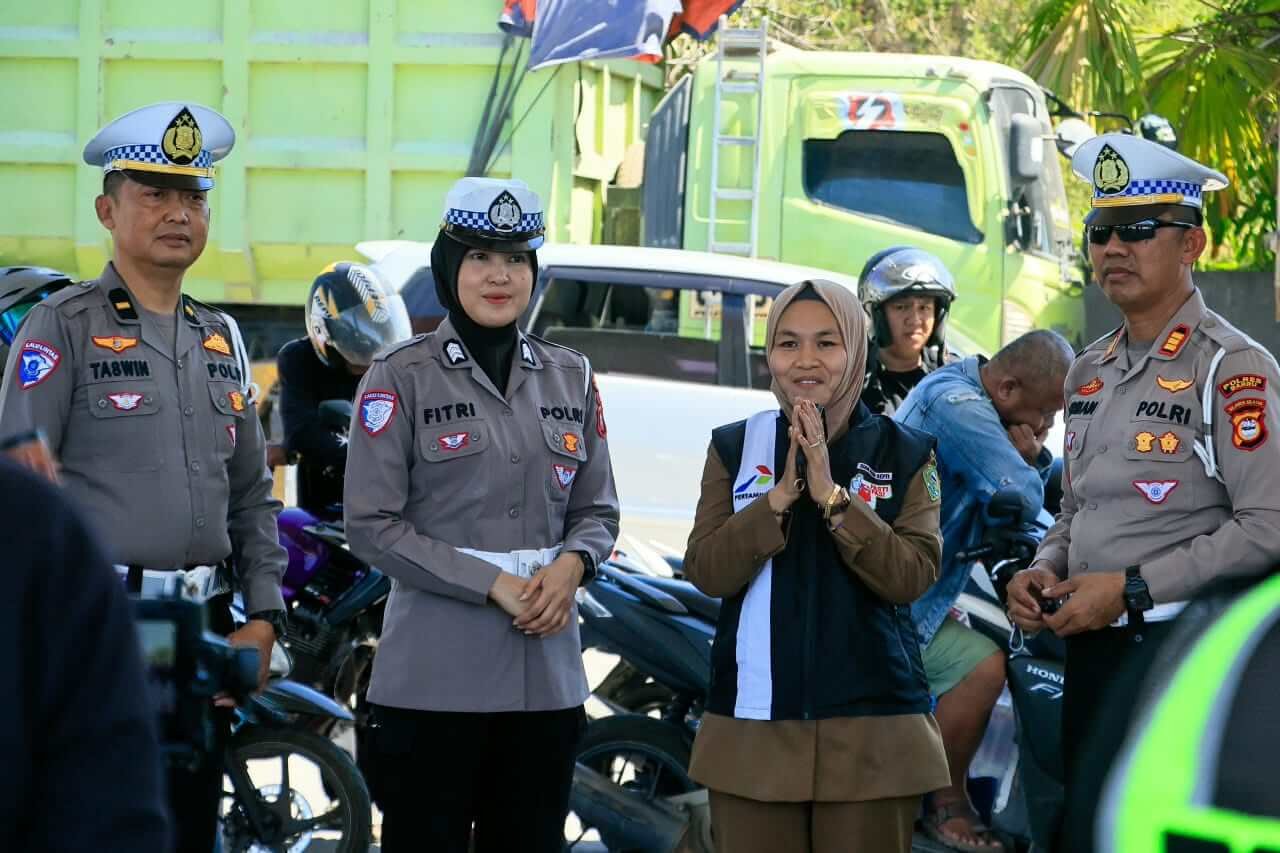 Sat Lantas Polres Barru Berikan Pelayanan Humanis kepada Pengendara yang Antre BBM di SPBU Siawung
