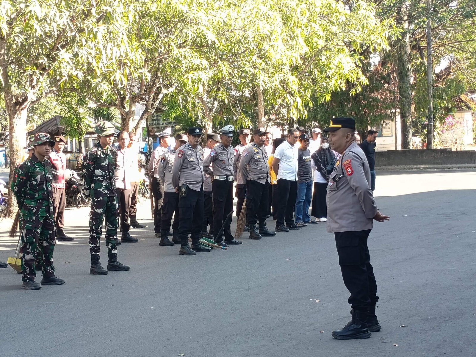 ​Sambut HUT ke-81 TNI, Sinergi TNI-Polri dan Pemkab Barru Gelar Bakti Teritorial di Pasar Mattirowalie