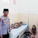 Tunjukkan Kepedulian di Awal Tugas, Kapolres Barru Jenguk Personel dan Keluarga di Rumah Sakit