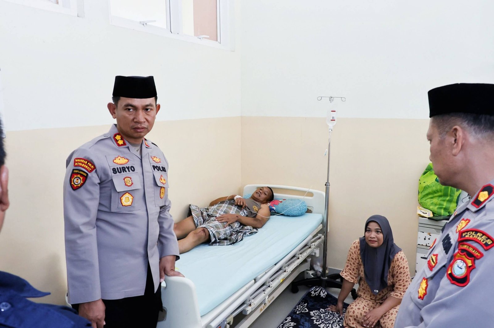 Tunjukkan Kepedulian di Awal Tugas, Kapolres Barru Jenguk Personel dan Keluarga di Rumah Sakit