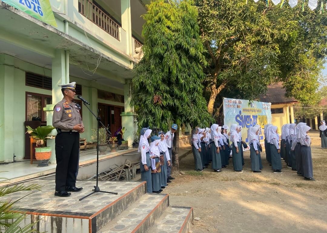 Jadi Pembina Upacara di SMAN 1 Barru, Kasat Lantas Tekankan Disiplin Berlalu Lintas dan Bahaya Bullying