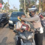 Cegah Dampak Asap Karhutla, Kasat Lantas Polres Barru Bagikan Masker Kepada Pengguna Jalan