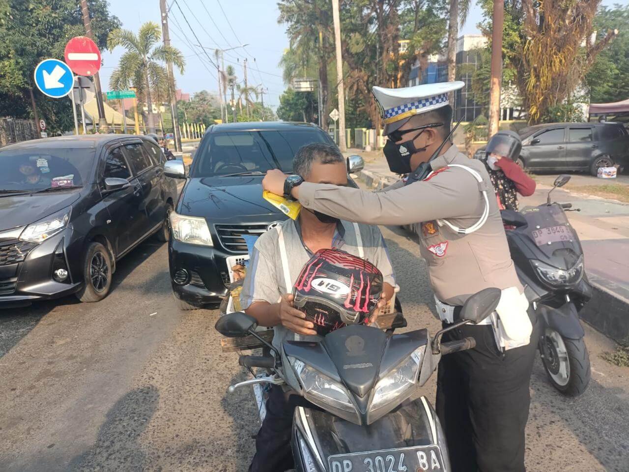 Cegah Dampak Asap Karhutla, Kasat Lantas Polres Barru Bagikan Masker Kepada Pengguna Jalan