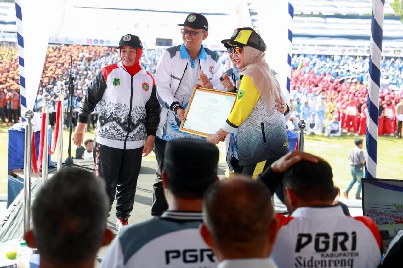 Tampil Bersama Ratusan Guru, Bupati Barru Beri Semangat Kontingen Porsenijar 2026